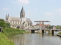 Liebfrauenkirche und Zugbrücke im Stadtzentrum von Deinze