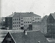 Die hofseitige Ansicht der Stadtschule mit einem der überdachten Übergänge zur Turnhalle (angeschnitten, um 1910)