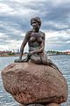 Bronzeskulptur der Kleinen Meerjungfrau im Hafen von Kopenhagen