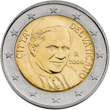 Farbfotografie der Rückseite einer Münze mit dem Porträt des Papstes von 2006. Als Inschrift steht „Citta del Vaticano“.