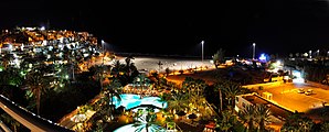 Nachtaufnahme vom IFA-Hotel zum Strand