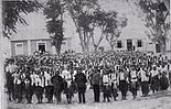 Moradores aus Baucau auf einer Parade nach ihrer Teilnahme im Kampf gegen Manufahi (Dezember 1912)