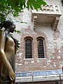 Julia-Skulptur von Nereo Costantini unter dem Balkon. (Zwei Kopien davon in München, der Partnerstadt Veronas.)