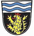 Landkreis Neuburg a.d.Donau (–1972) Unter silbernem Schildhaupt, darin zwei blaue Wellenbalken, in Schwarz ein wachsender, rot gekrönter und rot bewehrter goldener Löwe.