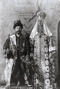 Nikolaus II. und Alexandra auf einem Kostümball (1903)