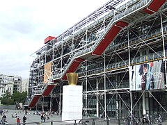 Vorderseite des Centre Pompidou in Paris