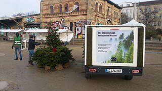 Nachhaltige Weihnachts-Mietbäume werden im Görlitzer Park in Berlin-Kreuzberg Weihnachten 2019 aufgestellt und danach wieder in Wald- und Gartenprojekte ausgepflanzt