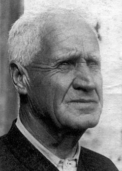 Head and shoulders photograph of an elderly man