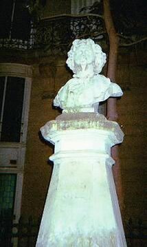 Bust of Gill on the Rue André Gill.
