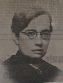 Portrait of a short-haired woman wearing glasses