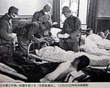 Source: Asahi Shimbun – «Japanese soldiers nursing Chinese wounded soldiers» Photo taken in Nanking on December 20, 1937[176]